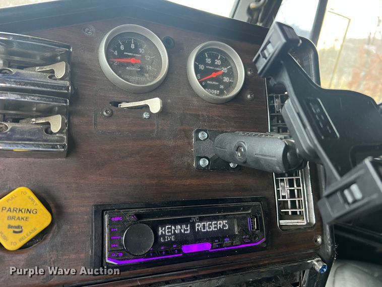 image for item JU9693 1998 Freightliner FLD  semi truck