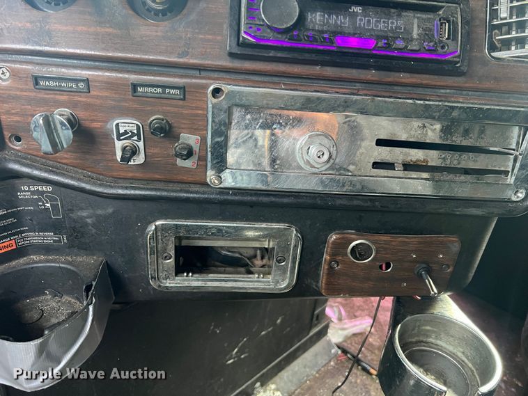 image for item JU9693 1998 Freightliner FLD  semi truck