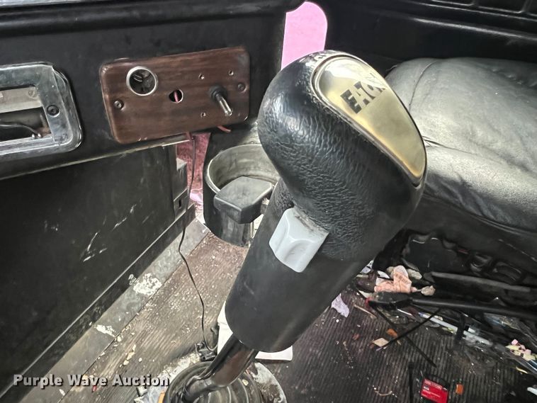 image for item JU9693 1998 Freightliner FLD  semi truck