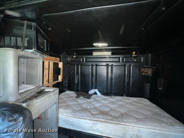 image for item JU9693 1998 Freightliner FLD  semi truck