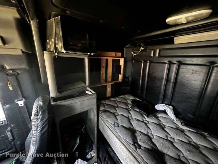 image for item JU9693 1998 Freightliner FLD  semi truck