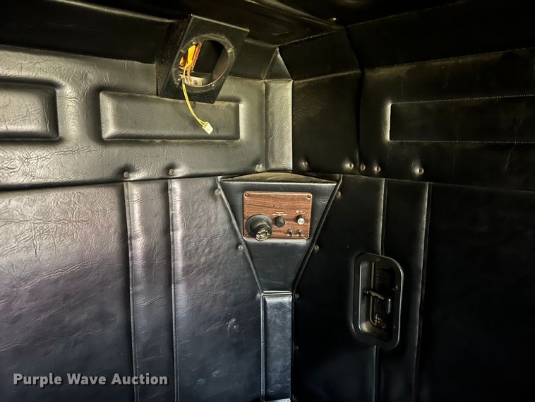 image for item JU9693 1998 Freightliner FLD  semi truck