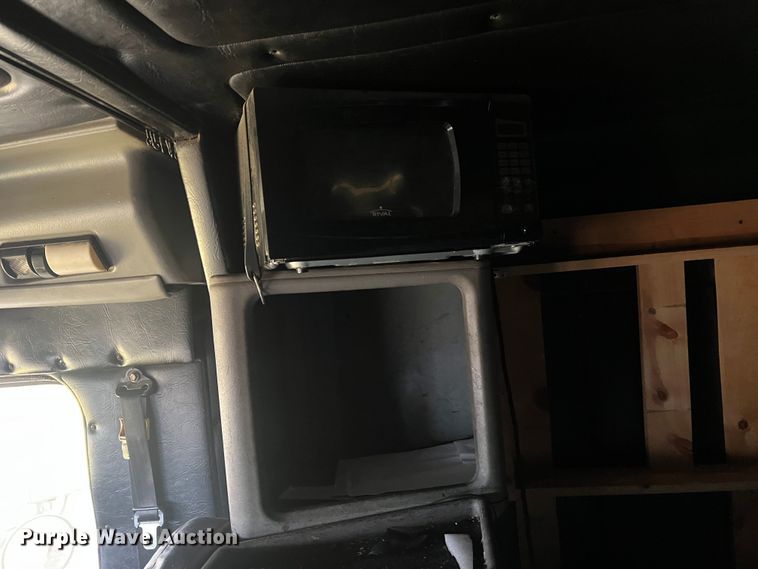 image for item JU9693 1998 Freightliner FLD  semi truck