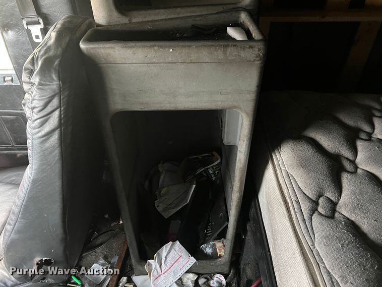 image for item JU9693 1998 Freightliner FLD  semi truck