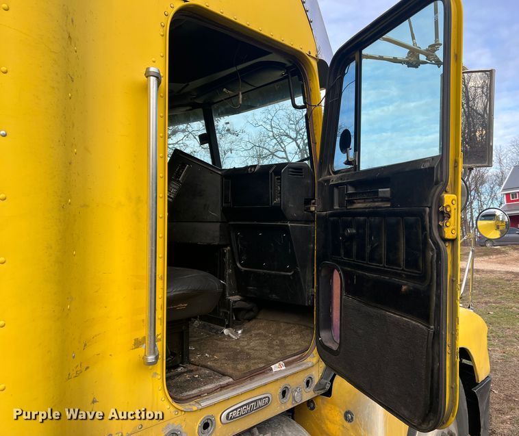 image for item JU9693 1998 Freightliner FLD  semi truck
