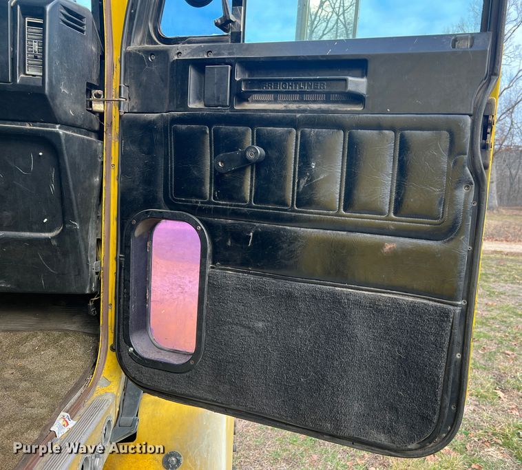 image for item JU9693 1998 Freightliner FLD  semi truck