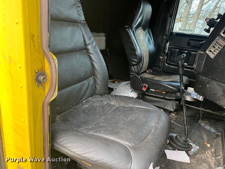 image for item JU9693 1998 Freightliner FLD  semi truck