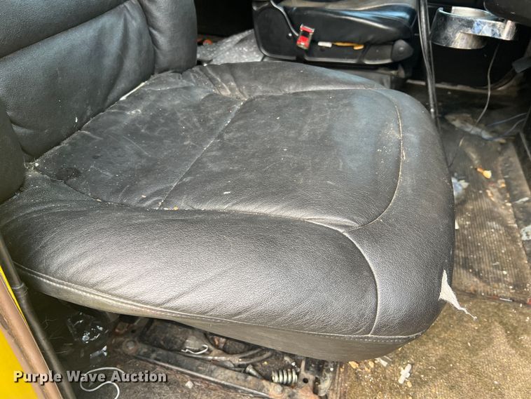 image for item JU9693 1998 Freightliner FLD  semi truck