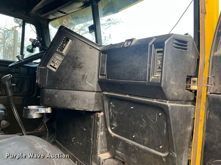 image for item JU9693 1998 Freightliner FLD  semi truck