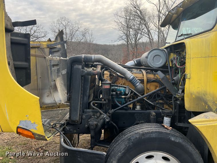 image for item JU9693 1998 Freightliner FLD  semi truck