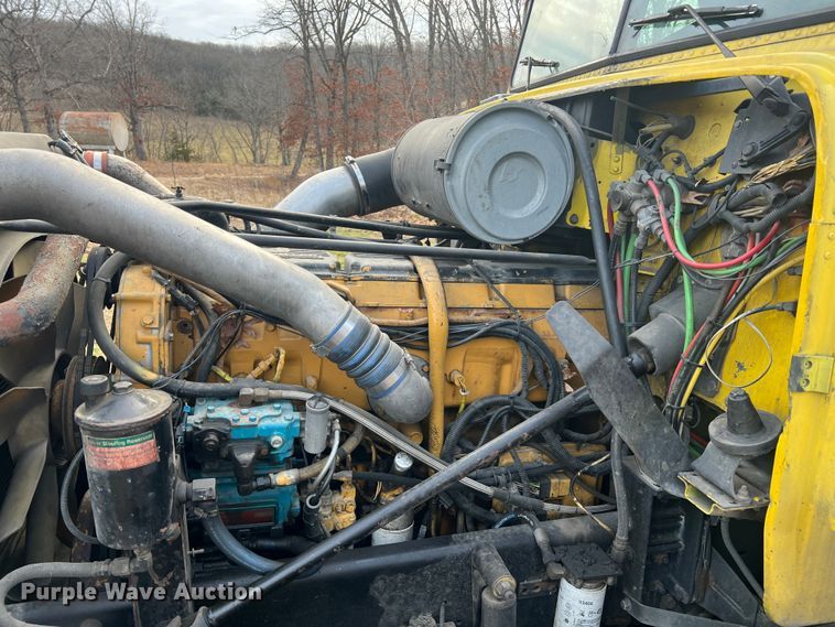 image for item JU9693 1998 Freightliner FLD  semi truck