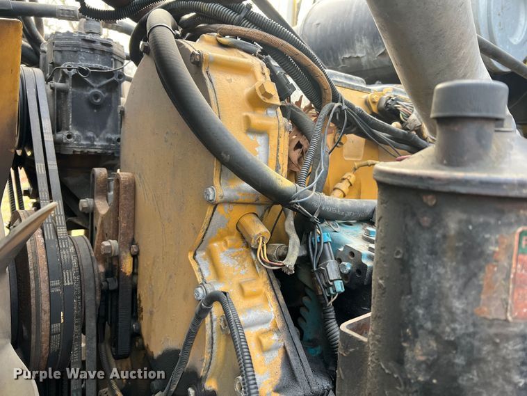 image for item JU9693 1998 Freightliner FLD  semi truck