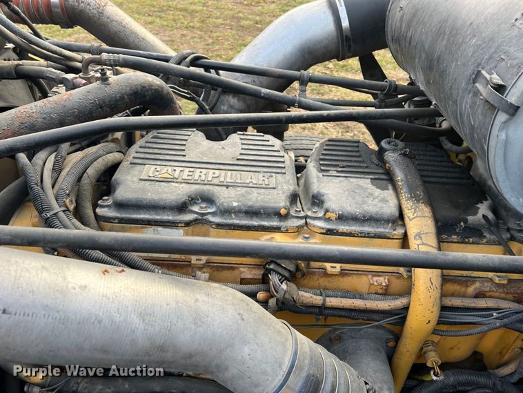 image for item JU9693 1998 Freightliner FLD  semi truck