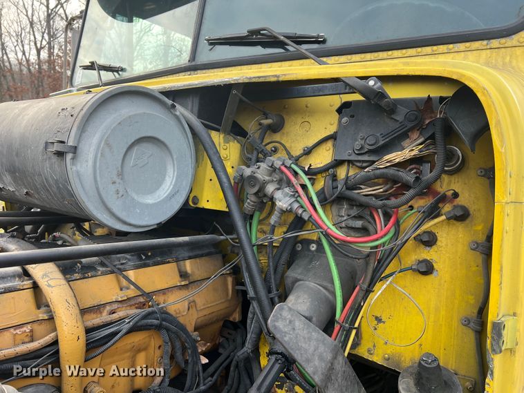 image for item JU9693 1998 Freightliner FLD  semi truck