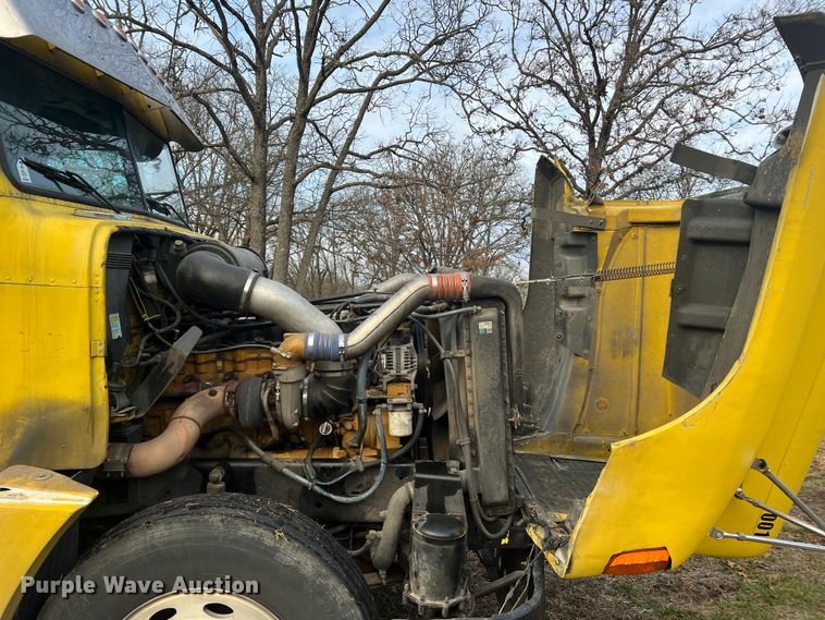 image for item JU9693 1998 Freightliner FLD  semi truck