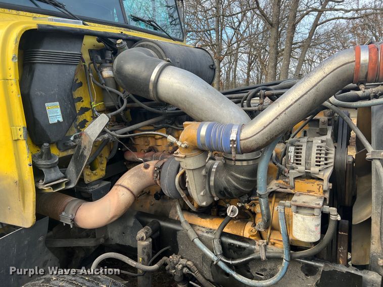 image for item JU9693 1998 Freightliner FLD  semi truck