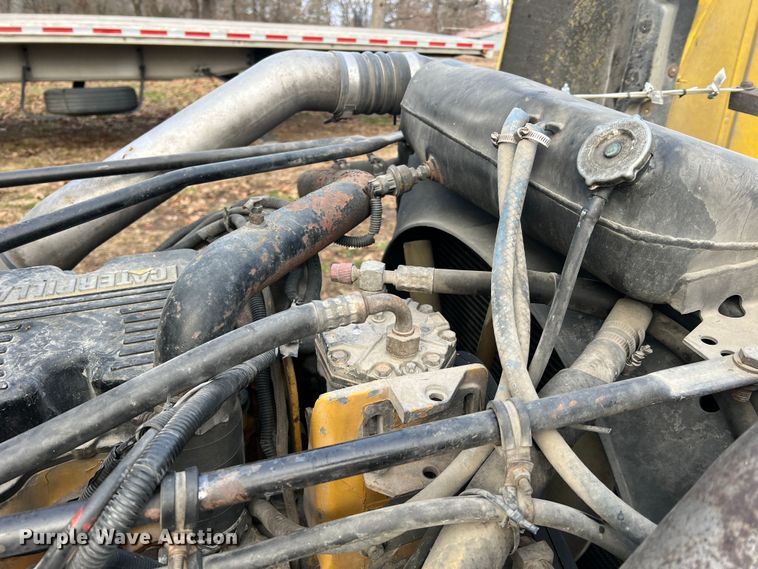 image for item JU9693 1998 Freightliner FLD  semi truck