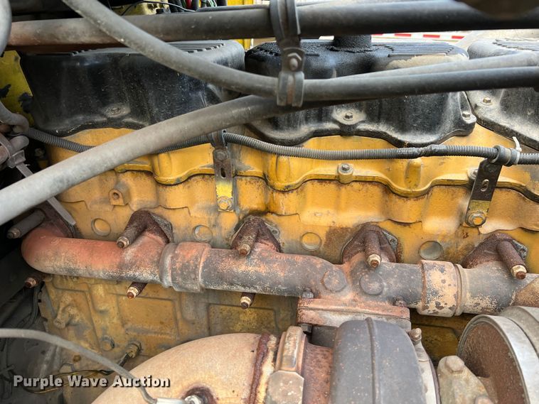 image for item JU9693 1998 Freightliner FLD  semi truck