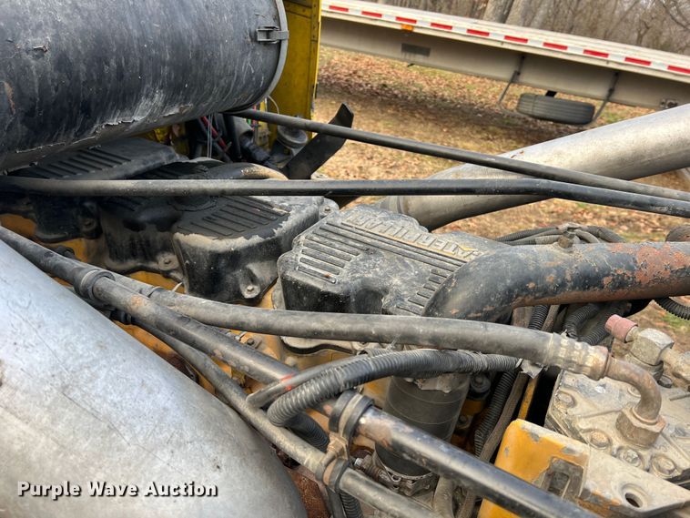 image for item JU9693 1998 Freightliner FLD  semi truck