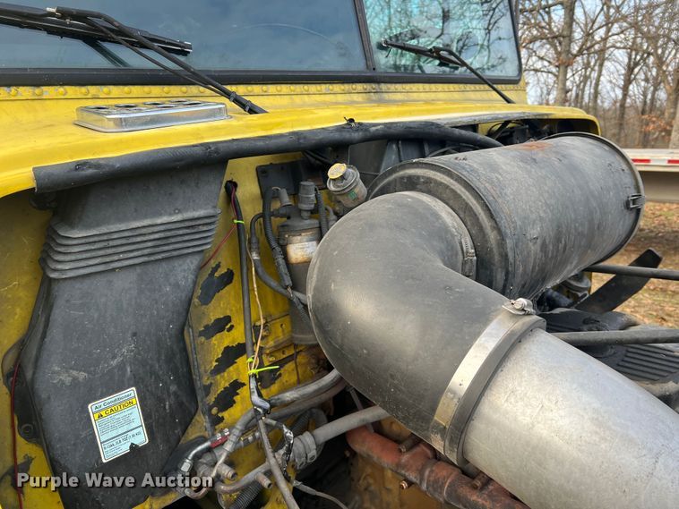 image for item JU9693 1998 Freightliner FLD  semi truck