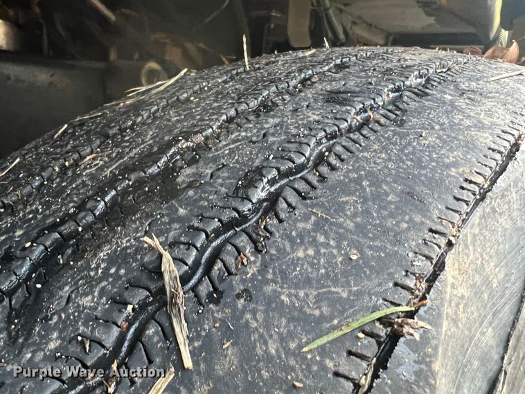 image for item JU9693 1998 Freightliner FLD  semi truck