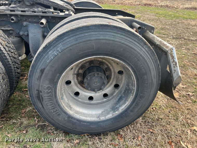 image for item JU9693 1998 Freightliner FLD  semi truck