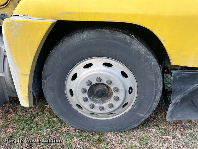 image for item JU9693 1998 Freightliner FLD  semi truck