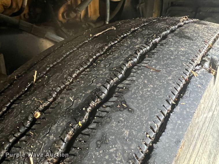 image for item JU9693 1998 Freightliner FLD  semi truck