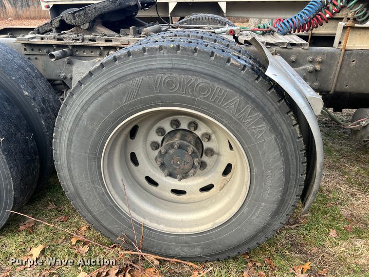 image for item JU9693 1998 Freightliner FLD  semi truck