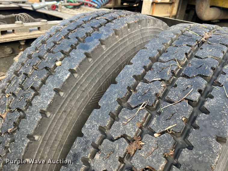 image for item JU9693 1998 Freightliner FLD  semi truck