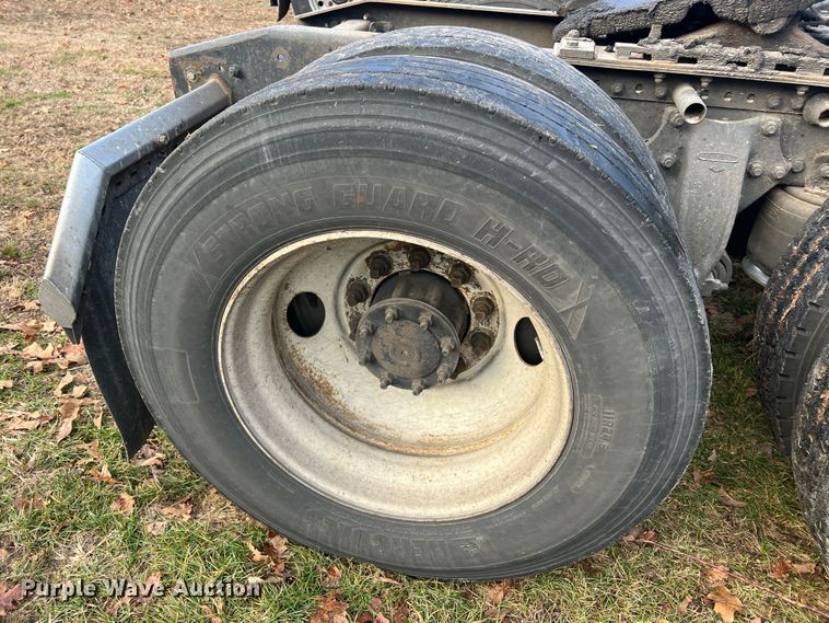 image for item JU9693 1998 Freightliner FLD  semi truck