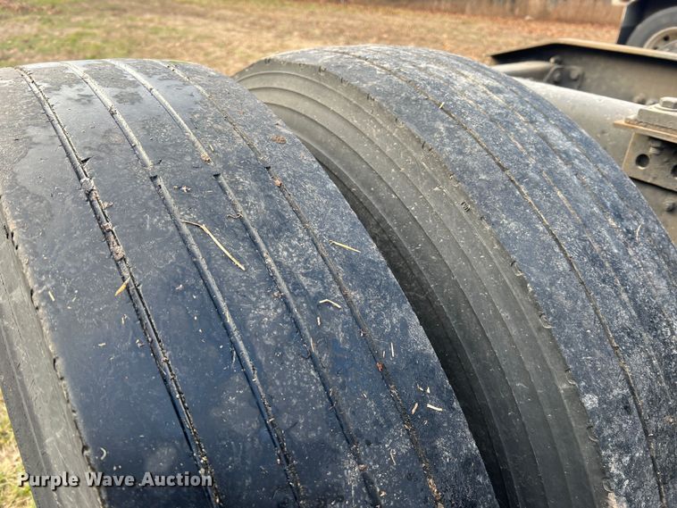 image for item JU9693 1998 Freightliner FLD  semi truck