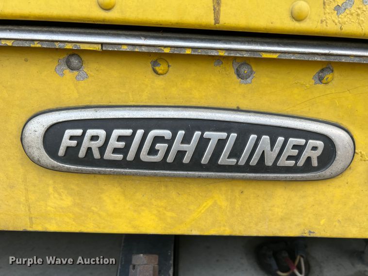 image for item JU9693 1998 Freightliner FLD  semi truck