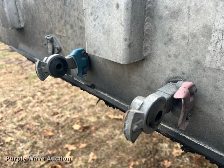 image for item JU9694 2003 Ravens 1748H95  flatbed trailer