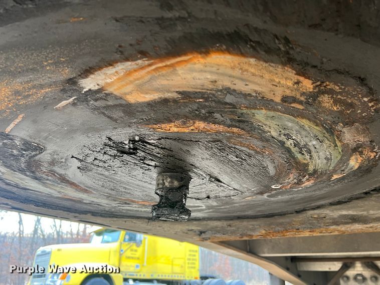 image for item JU9694 2003 Ravens 1748H95  flatbed trailer