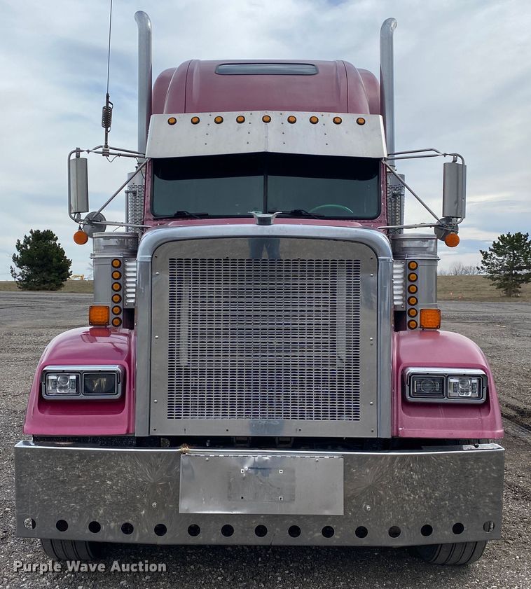 image for item JW9216 2000 Freightliner FLD  semi truck