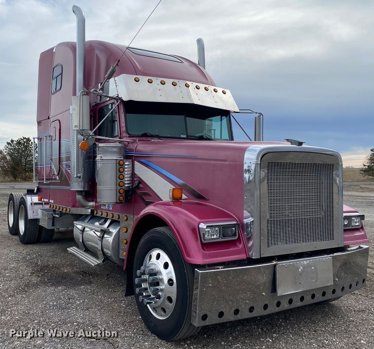 image for item JW9216 2000 Freightliner FLD  semi truck