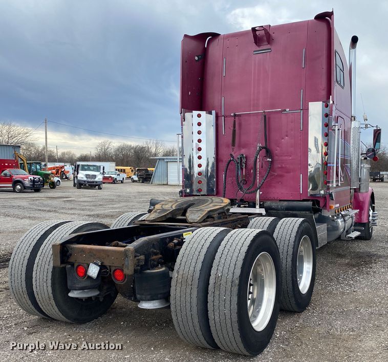 image for item JW9216 2000 Freightliner FLD  semi truck