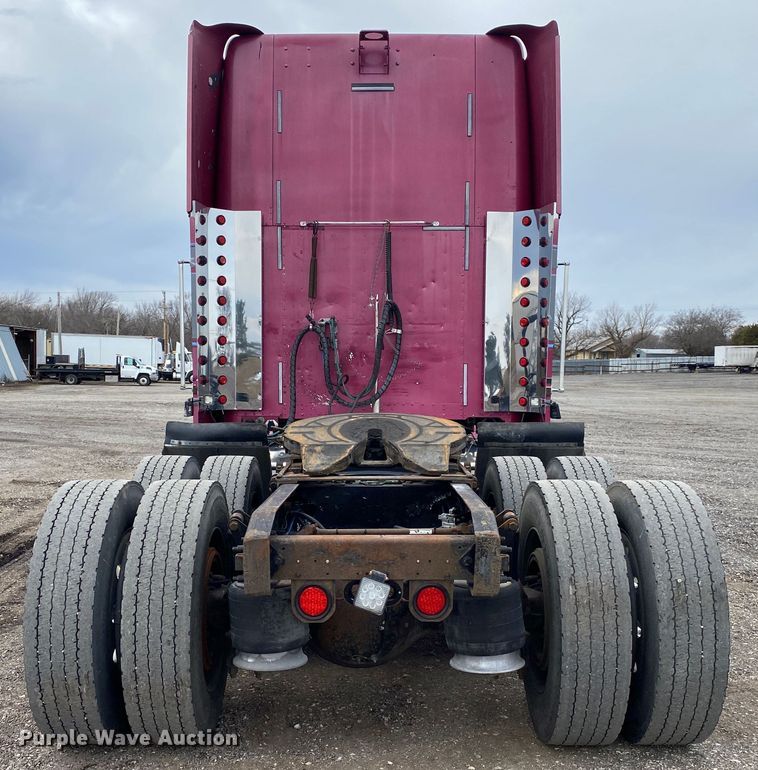 image for item JW9216 2000 Freightliner FLD  semi truck