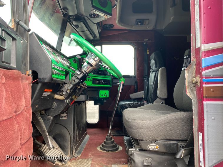 image for item JW9216 2000 Freightliner FLD  semi truck