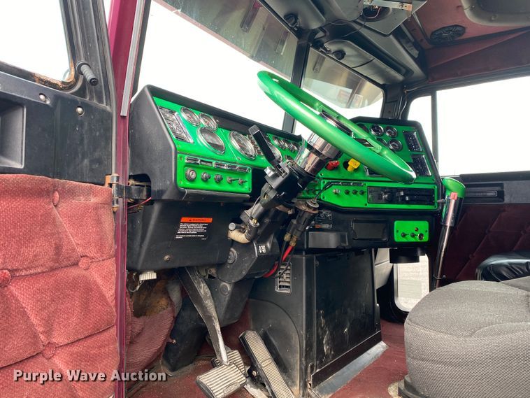 image for item JW9216 2000 Freightliner FLD  semi truck