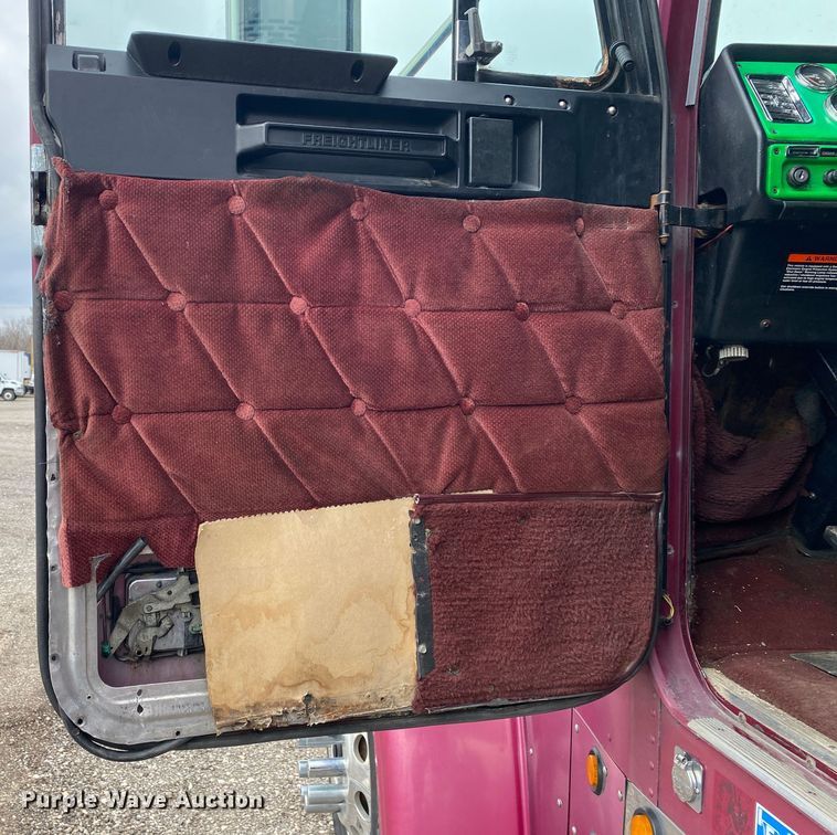 image for item JW9216 2000 Freightliner FLD  semi truck