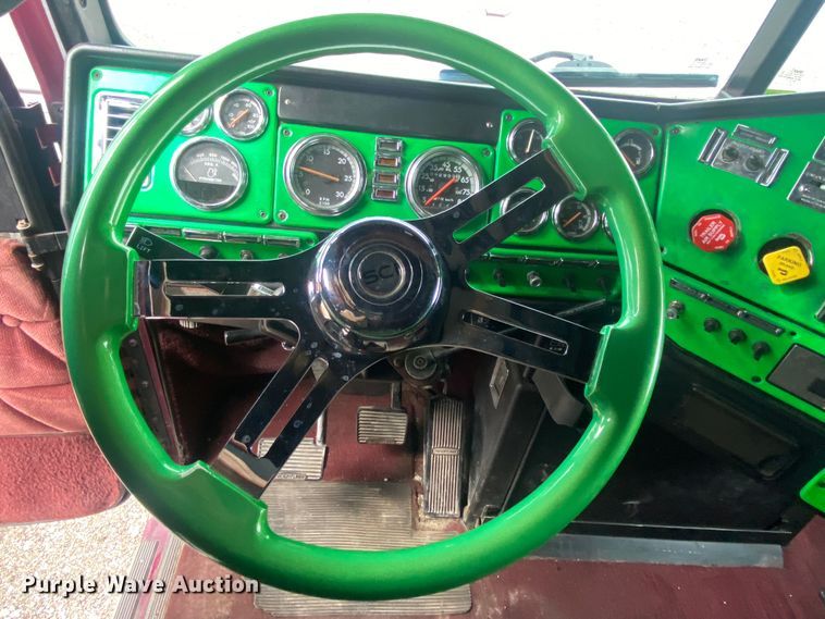 image for item JW9216 2000 Freightliner FLD  semi truck