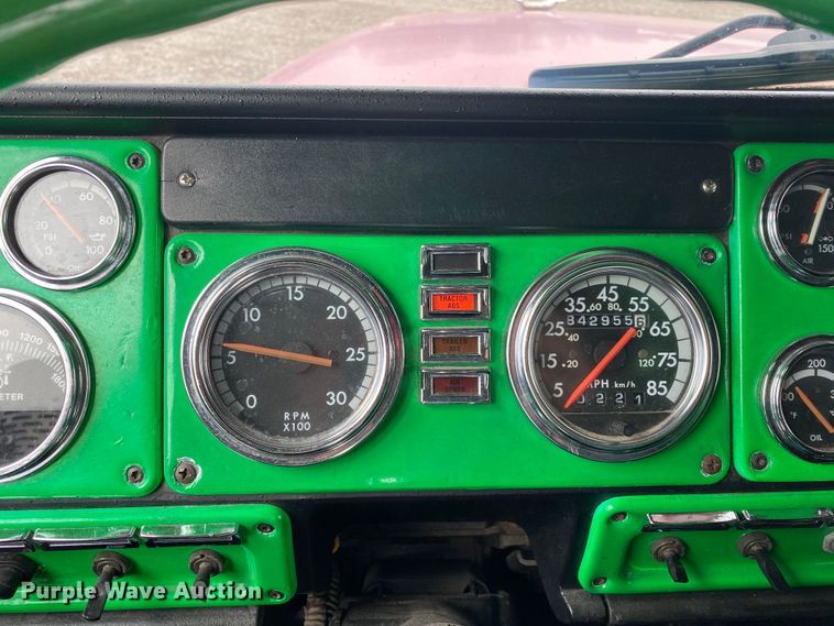 image for item JW9216 2000 Freightliner FLD  semi truck