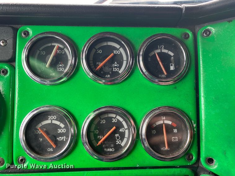 image for item JW9216 2000 Freightliner FLD  semi truck