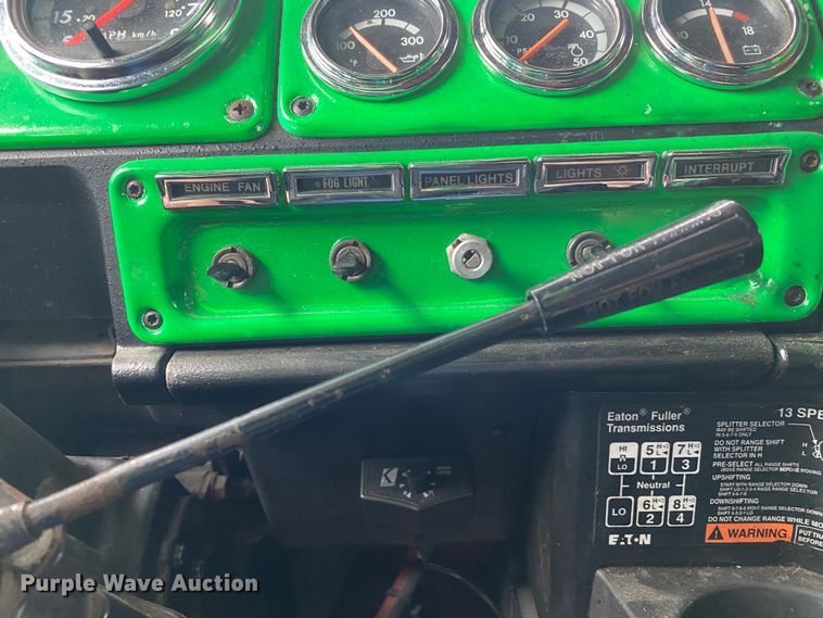 image for item JW9216 2000 Freightliner FLD  semi truck