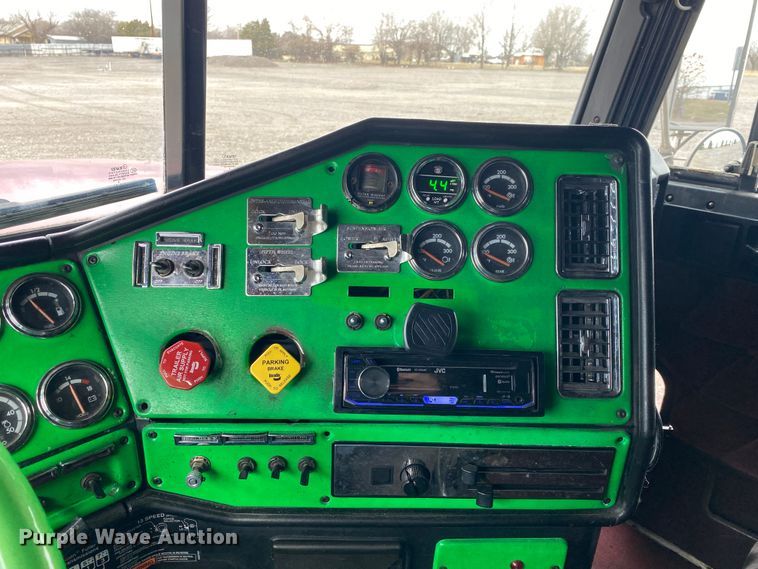 image for item JW9216 2000 Freightliner FLD  semi truck