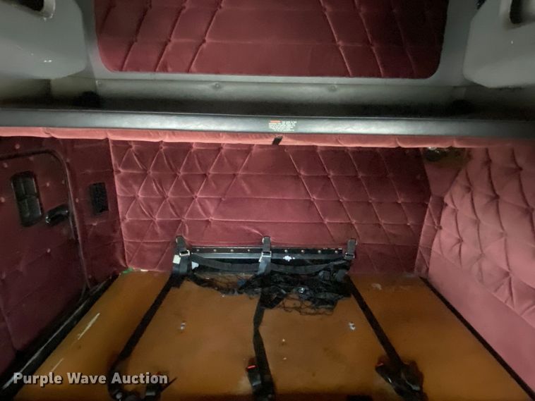 image for item JW9216 2000 Freightliner FLD  semi truck