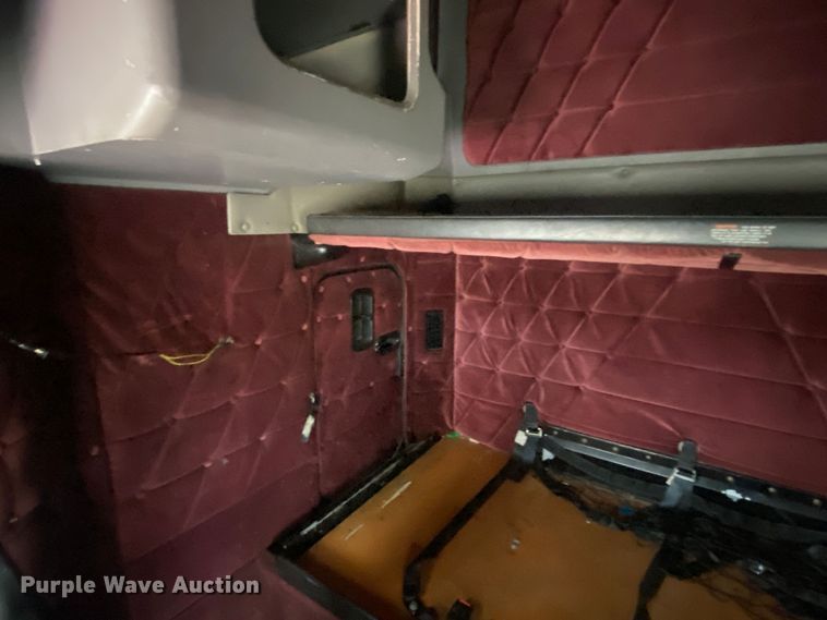 image for item JW9216 2000 Freightliner FLD  semi truck