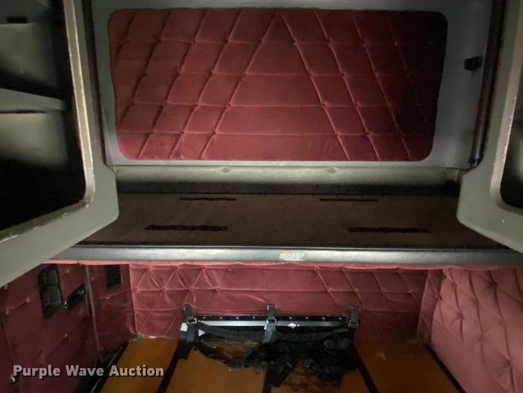 image for item JW9216 2000 Freightliner FLD  semi truck